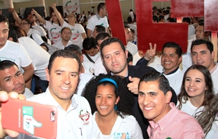 Se compromete Chuy Badillo con becas y vacunación para la niñez fresnillense