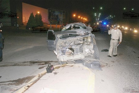 POR NO CHOCAR CONTRA TAXI DERRIBA POSTE