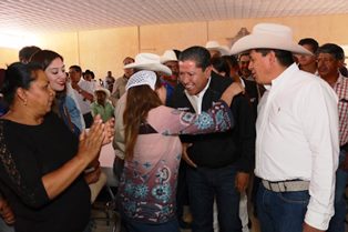 Firma David Monreal compromisos con la Unión Ganadera Regional de Zacatecas