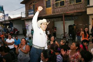 REALIZA CARLOS PEÑA SU PRIMER CIERRE DE CAMPAÑA EN TORIBIO, CALERA