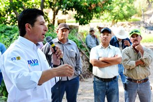 Tavo de la Torre se reúne con fruticultores de El Cargadero.