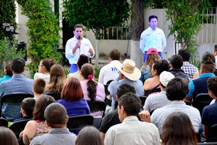 jovenes con Tavo y Chiquis