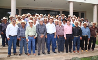 Lleva Lupita Flores serenatas a madres de familia