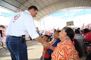 Festeja Tello Día de las Madres en colonias de Fresnillo