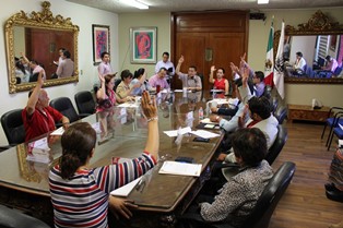 ENTREGA ISSSTEZAC APOYO A PERSONA DE LA TERCERA EDAD