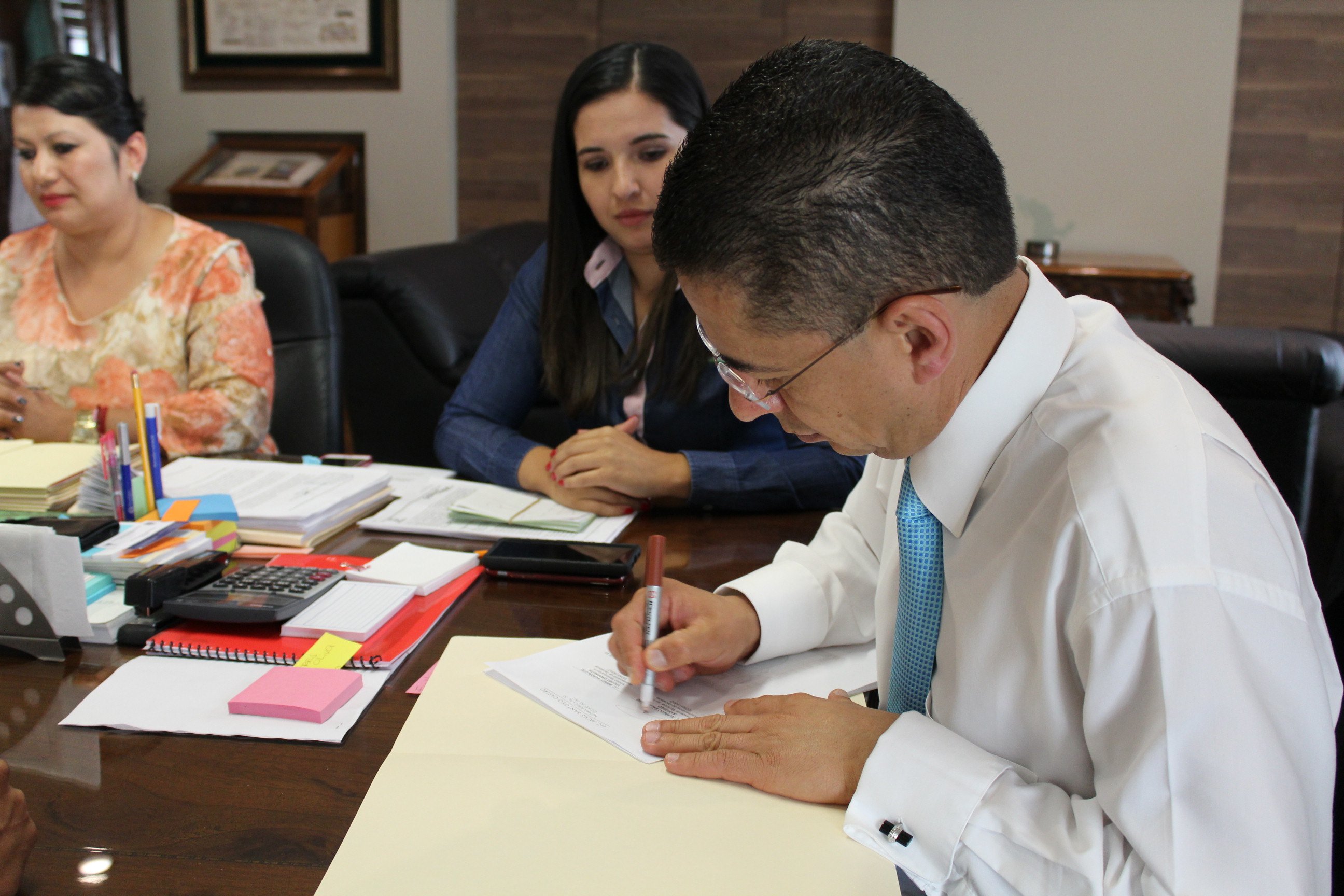 FIRMAN AUTORIDADES MUNICIPALES ESCRITURAS