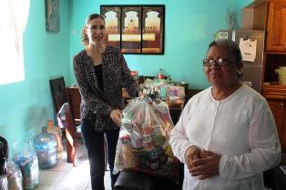 ENTREGA ISSSTEZAC APOYO A PERSONA DE LA TERCERA EDAD