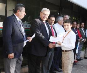 ENTREGA ISSSTEZAC APOYO A PERSONA DE LA TERCERA EDAD