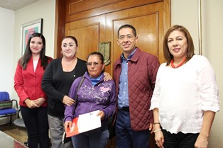RECIBEN CERTIFICADO DE ESTUDIOS TRABAJADORES DE LA CAPITAL