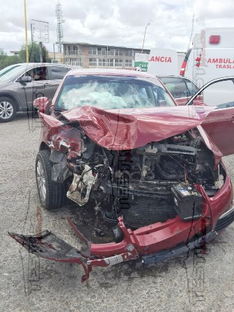 BRUTAL COLISIÓN FRONTAL DEJA DOS LESIONADOS Y LOS AUTOS HECHOS CHATARRA
