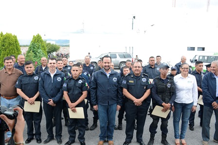 ENTREGA PEPE PASTELES MÁS DE UN MILLÓN DE PESOS EN EQUIPAMIENTO A POLICÍAS