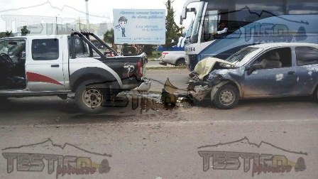 HERIDO RESULTA VENDEDOR DE GALLETAS AL ESTRELLARSE CONTRA CAMIONETA