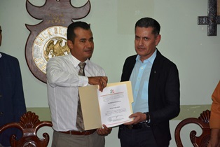 TRABAJO INCANSANSABLE PIDE EL ALCALDE FERNANDO UC A LOS NUEVOS FUNCIONARIOS
