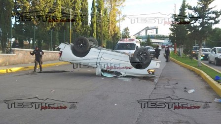 Enajenado por la carretera de motos vuelca su troca