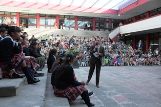 ENTREGA CONCEJO INTERINO TAPAS Y MATERIAL RECICLADO A AMANC
