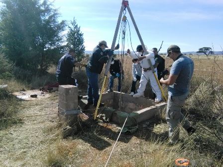 LO EJECUTAN Y LANZAN SU CUERPO A UNA NORIA