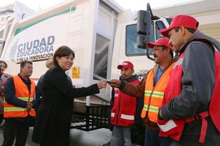 EN SERVICIO, DOS NUEVOS CAMIONES RECOLECTORES DE BASURA