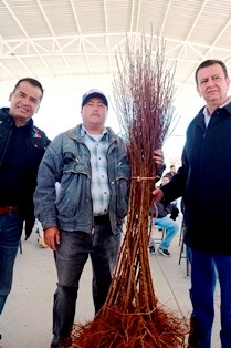 ENTREGA FERNANDO UC PLANTA DE DURAZNO A PRODUCTORES