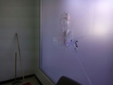 ROMPEN VIDRIOS DE OFICINAS DE GOBIERNO DEL ESTADO