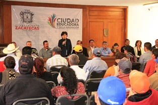 GOBERNADOR TELLO APOYA CON BECAS A JÓVENES PARA QUE NO ABANDONEN SUS ESTUDIOS