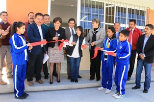 ENTREGA ALCALDESA AULAS NUEVAS EN TELESECUNDARIA