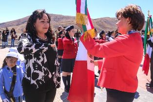 ABANDERA ALCALDESA JUDIT GUERRERO A ESCOLTA DE PREESCOLAR EN EL DÍA DE LA BANDERA