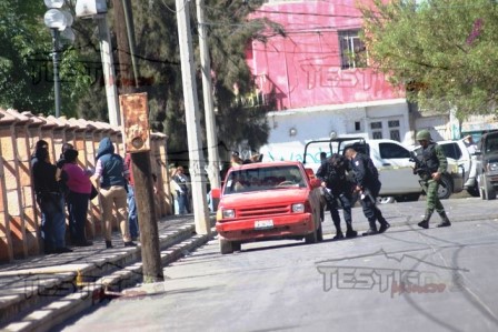 LO  “RAFAGUEAN” EN SU CAMIONETA