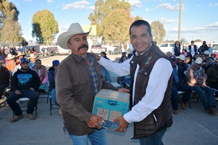 FERNANDO UC ENTREGA APOYOS A COMUNIDADES DE LA SIERRA PARA MEJORAR LA PRODUCCIÓN DE  FRUTA EN LA REGIÓN