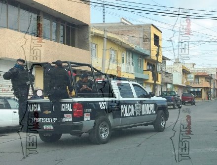 DETIENEN A HOMBRE CON PISTOLA Y AUTO ROBADO