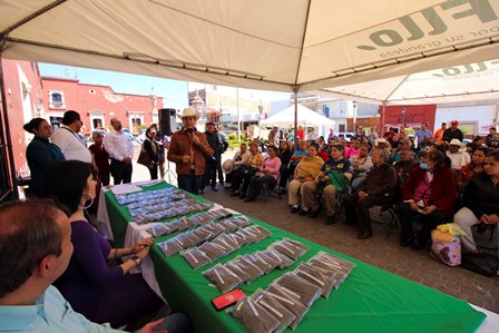 Entregan 100 anteojos Diputado Medrano y Regidora Gamboa