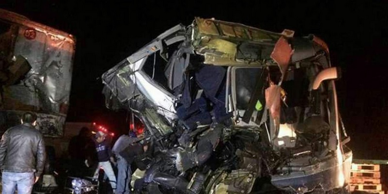 3 MUERTOS Y 12 HERIDOS EN CAMIONAZO