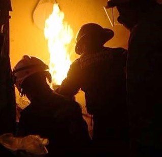 BOMBEROS DE FRESNILLO RESCATA A FAMILIA DE UN INCENDIO