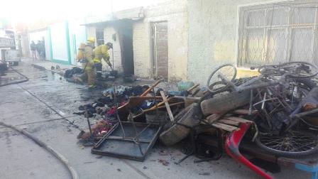 BOMBEROS DE FRESNILLO SOFOCAN INCENDIO EN CASA HABITACION