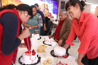 DISFRUTAN ASISTENTES A CURSO DE PANADERÍA DE LOS PRODUCTOS QUE ELABORARON