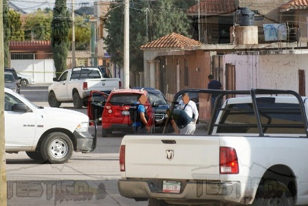 DETIENEN A HOMBRE CON PISTOLA Y AUTO ROBADO