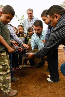 ENTREGA ALCALDE CARTA DE “ADOPTA UN ÁRBOL” DENTRO DEL MARCO DE LA CAMPAÑA PERMANENTE DE REFORESTACIÓN EN LA COLONIA PROGRESO