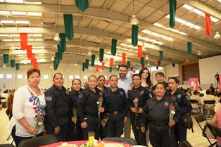 HARO DE LA TORRE FESTEJA A LAS MADRES TRABAJADORAS DEL AYUNTAMIENTO