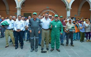 ENTREGA HARO DE LA TORRE UNIFORMES PARA PERSONAL DEL AYUNTAMIENTO