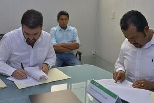 HARO DE LA TORRE SE COMPROMETE A BENEFICIAR A INTEGRANTES DE ANTORCHA CAMPESINA