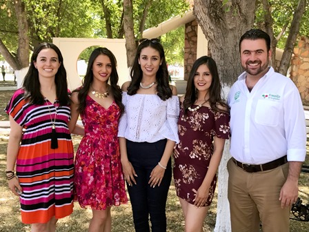 CONVIVEN CANDIDATAS A REINA DE LA FENAFLLO CON PADRES DE FAMILIA DE PRESIDENCIA MUNICIPAL