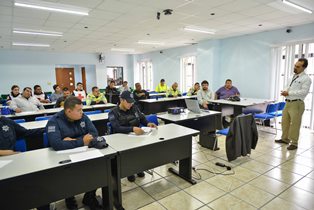 Guadalupe, Zac.- Con el objetivo de mejorar la calidad de vida de las y los habitantes de Guadalupe, el Gobierno del Estado, a través de Secretaría de Infraestructura (Sinfra) continúa con la pavimentación de calles, en convenio con el ayuntamiento.   Fra