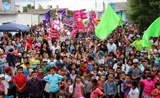 COMPARTEN CANDIDATAS A REINA SU ALEGRÍA CON HABITANTES DE HIDALGO DE OJUELOS