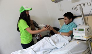 VISITA NEYLA A NIÑOS ENFERMOS DEL HOSPITAL GENERAL