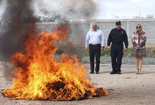 INCINERAN UNIFORMES OBSOLETOS  DE LA POLICÍA MUNICIPAL
