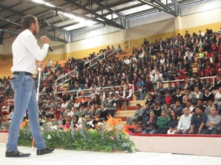 ALUMNOS DE NIVEL PRIMARIA Y MEDIO SUPERIOR VIVEN LA CONFERENCIA “EMPRENDE VIDA”