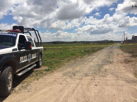 EJECUTAN A 3 Y LOS AVIENTAN A UN BANCO DE ARENA