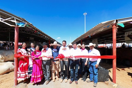 PARTICIPAN GANADEROS EN PRIMERA CABALGATA DE LA FENAFLLO 2017