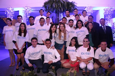 Alumnos del Tecnológico de Monterrey firman su título profesional en una emotiva ceremonia “La Noche Tec”