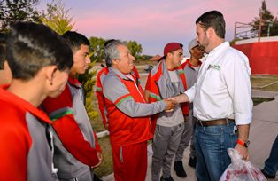 ENTREGA ALCALDE UNIFORMES A LA SELECCIÓN DE FUTBOL QUE REPRESENTARÁ AL ESTADO EN LOS JUEGOS NACIONALES POPULARES