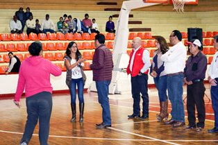 MINISTERIALES SE ENFRENTAN A GENTE ARMADA